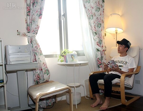 
4.目前陳飛宏寄住在朋友開設瑜伽教室約6坪大客房中，平時沒工作時就會像照片中這樣愜意體驗生活。