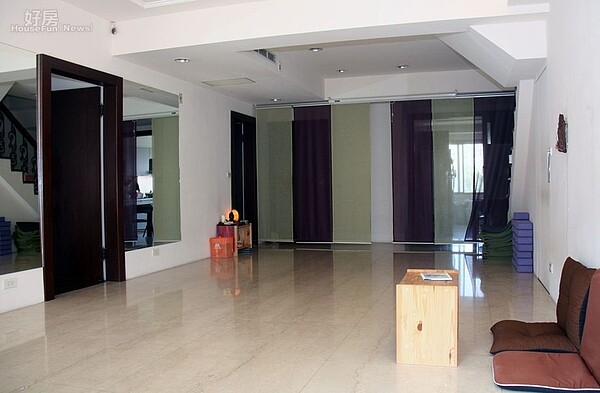 
5.由於居住環境為瑜伽課程用途，家具不多裝潢簡單、單層為兩房一廳一衛格局。