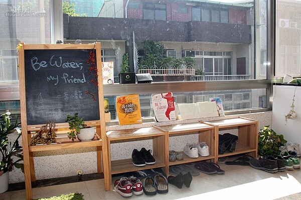 
7.玄關處也以簡單的盆栽、造型黑板…等點綴，營造出充滿朝氣的氛圍。
