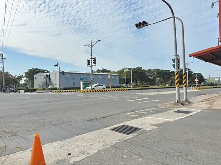 有騎士反映近期行經高雄市林園區沿海二路時,排水溝飄出惡臭味。(洪靖宜攝)