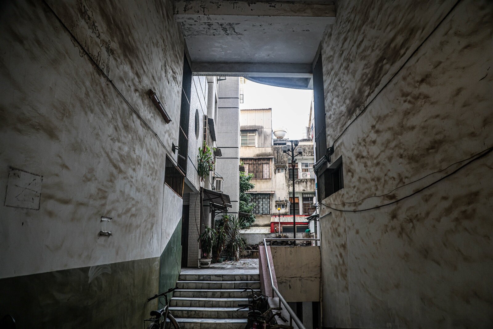 內政部今年起將6至7層集合住宅納入建築物公安申報，但台中、桃園近半老舊社區未成立管委會，成為安全隱憂。記者黃仲裕／攝影 