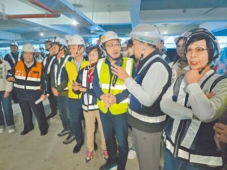 
新北市長侯友宜（前排中）18日視察蘆洲長安立體停車場工程，工程進度逾70％，力拚明年10月完工。（張鎧乙攝）
