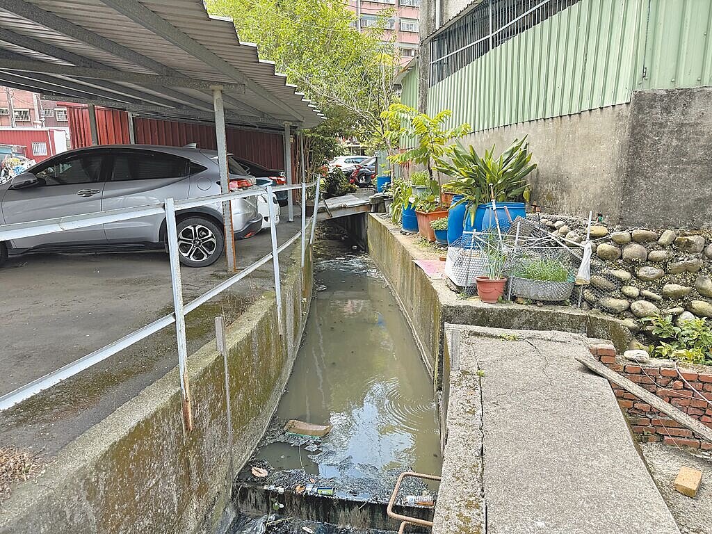 桃園許多農田水路已無灌溉功能,卻引發淤積無法清疏、違規填塞無法取締、水災時責任不明等問題,水務局訂定「桃園市其他排水自治條例」,盼終結溝渠亂象。圖/桃園市水務局提供