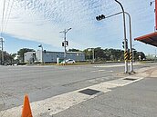 高雄沿海路水溝臭　停等紅燈如酷刑