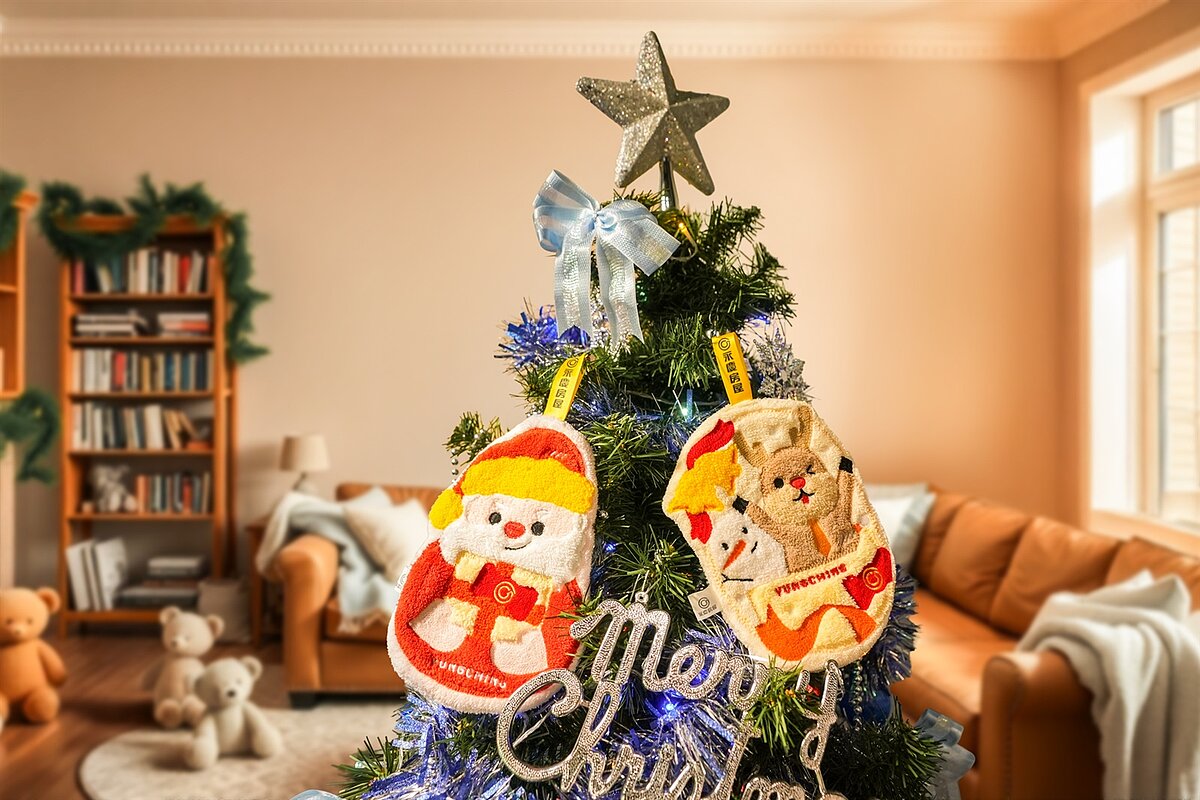 永慶房屋「歡樂聖誕布巾組」，有聖誕老人與歡樂馴鹿兩種造型，可掛在聖誕樹上作為裝飾，為家裡增添歡樂與聖誕儀式感。圖／永慶房屋提供