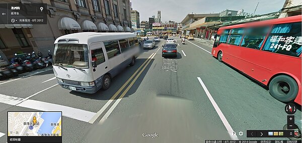 基隆火車站旁的港西街有許多國道客運。(翻攝自Google Map)