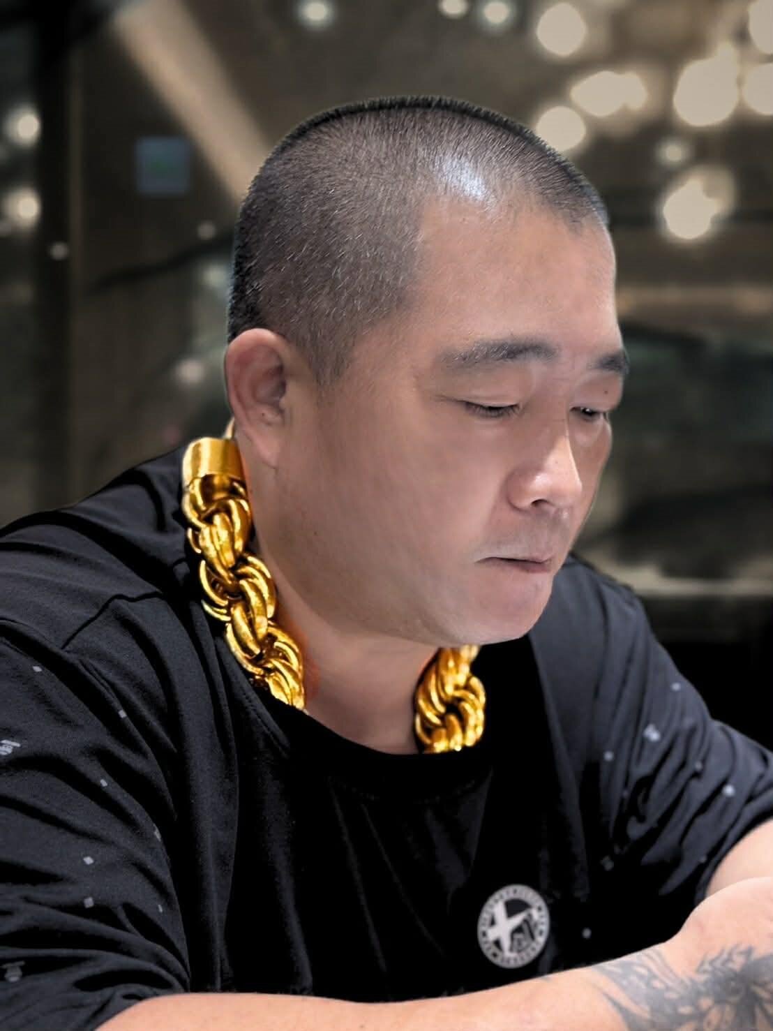 ▼張老闆在屏東經營生煎包店，並經營貓舍與艾草蚊香事業，愛好改裝GTR跑車。（圖／江老闆提供）