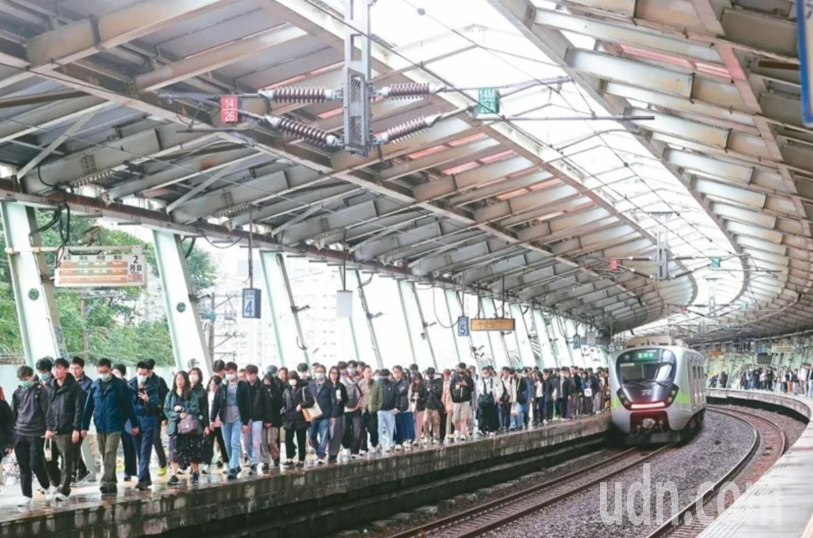 台鐵汐科站上班尖峰時段月台狹窄人潮洶湧,既不便又危險,迄今仍未改善,難撕除「最恐怖車站」惡名。記者曾吉松/攝影