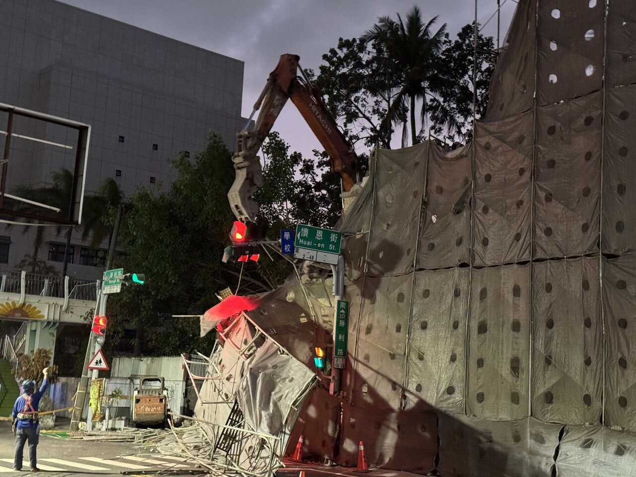 台南市東區今下午發生工地鷹架倒塌﹑施工單位趕到現場善後。記者邵心杰/攝影