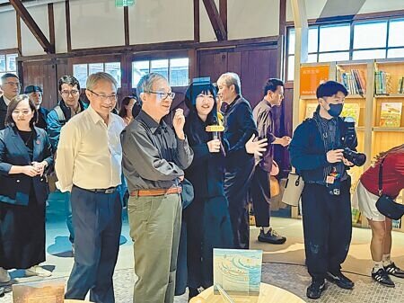 「繪本故事屋」13日在花蓮文創園區開館,文化部長李遠(前排左二)表示,希望從文化活動來協助重建花蓮觀光。(王志偉攝)