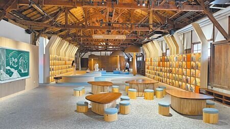 東部第一座國家級「繪本故事屋」13日在花蓮文創園區開館,館藏3000冊繪本,閱讀空間溫馨舒適。(王志偉攝)