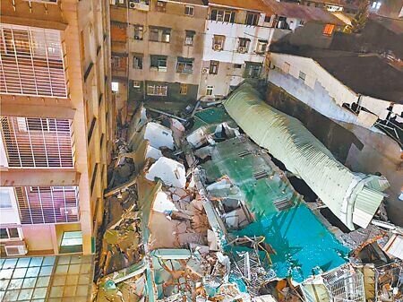 新北市三重區六張街「莘聖沐光居」建案,民國114年1月6日開挖地下室造成兩側鄰房傾斜後倒塌全拆除。(本報資料照片)