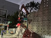 現場驚險畫面曝光！台南建築工地「鷹架遭強風吹倒」　2路人拔腿狂奔