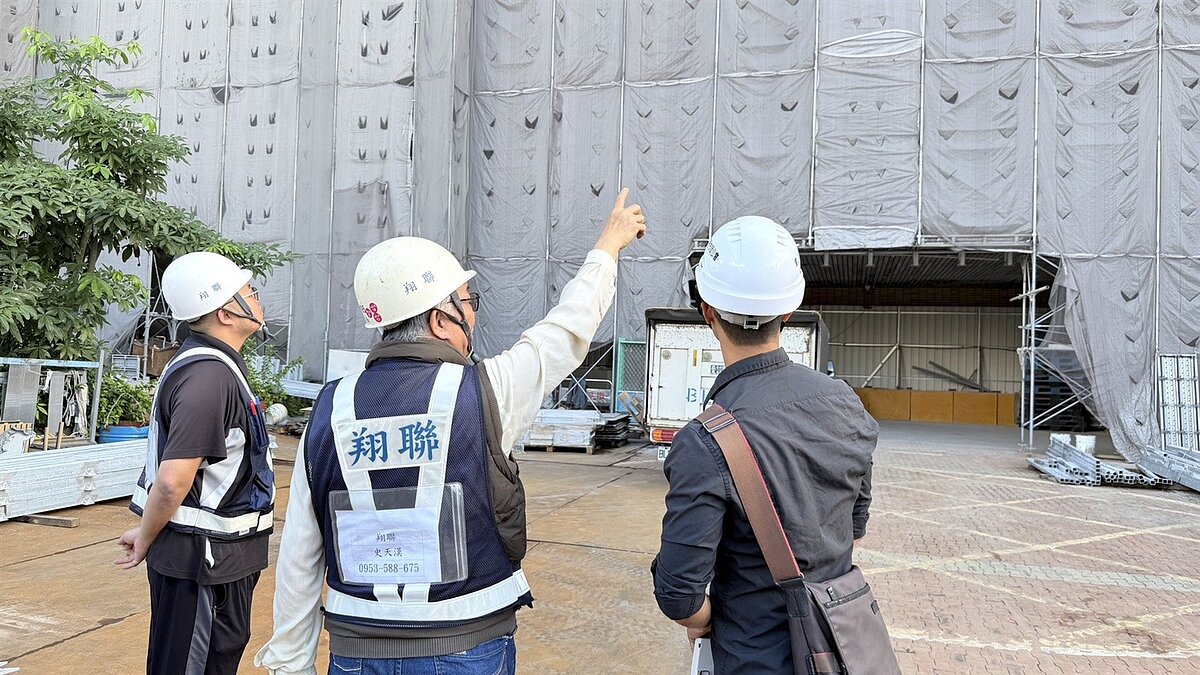 北市建管處委請專業公會全面勘檢全市外牆修繕等工地的施工鷹架。圖/北市建管處提供