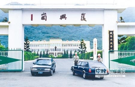 國民黨北市長參選人連勝文籲遷一殯蓋公營住宅「小帝寶」,引發兩面評價,柯文哲昨提出遷移政戰學校(右圖,本報資料照片)改建社宅,連柯又交鋒。