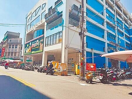 
桃園市中壢新明市場大樓經鑑定為海砂屋，市府整頓攤商後重建，住宅處說明，該處未來將會是桃園首座結合市場的社會住宅，總計140戶。（呂筱蟬攝）
