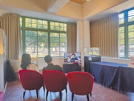 市定古蹟原台南放送局活化再利用作為南門電影書院迄已12年,12月14日是最後一天營運,陸續有觀眾到場與它告別。(曹婷婷攝)