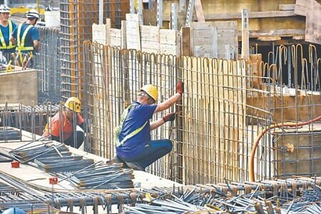 房地產低迷,開工率下滑,營造廠手中民間建築工程減少,轉向科技廠辦、以最有利標承攬的公共工程。圖∕本報資料照片