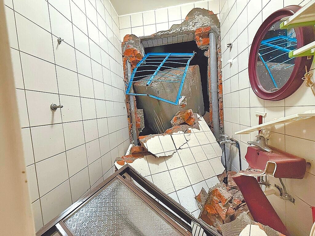 新北市新店區碧瑤、錦秀社區10月25日發生擋土牆坍塌,住戶已撤離,暫無人居住,13日進行施工便道混凝土塊堆疊與加固灌漿作業,導致混凝土塊坍落,砸毀民宅外牆及浴室,所幸無人員傷亡。圖/議員黃心華提供