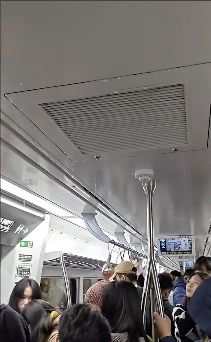 民眾搭乘2275次台鐵區間車EMU900,上車卻發現天花板漏水。圖/民眾debbie.linyuchun授權提供