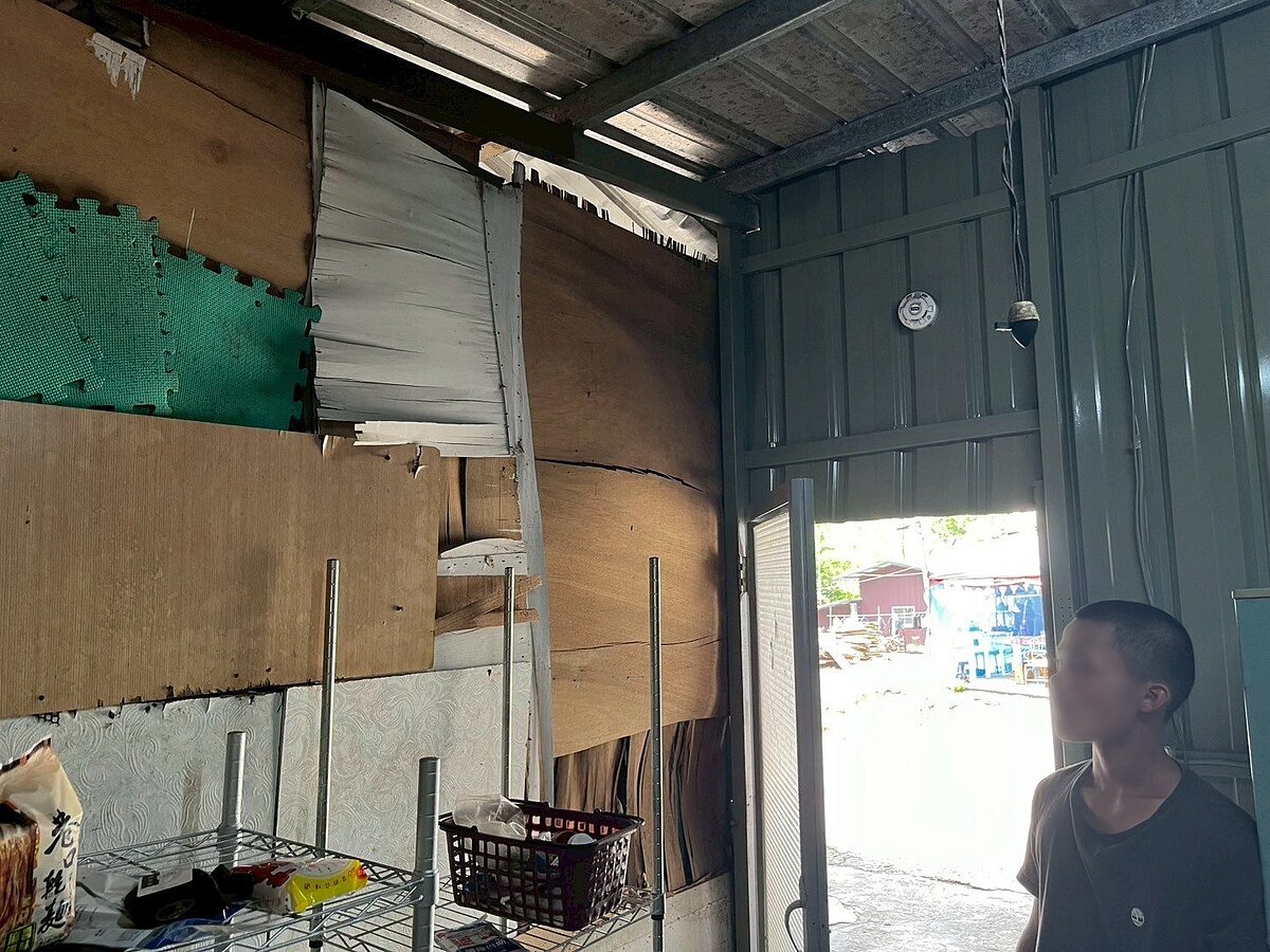 阿嘉住在破舊的貨櫃屋裡,牆面是木片、巧拼勉強拼湊起來的。圖/中信慈善基金會提供