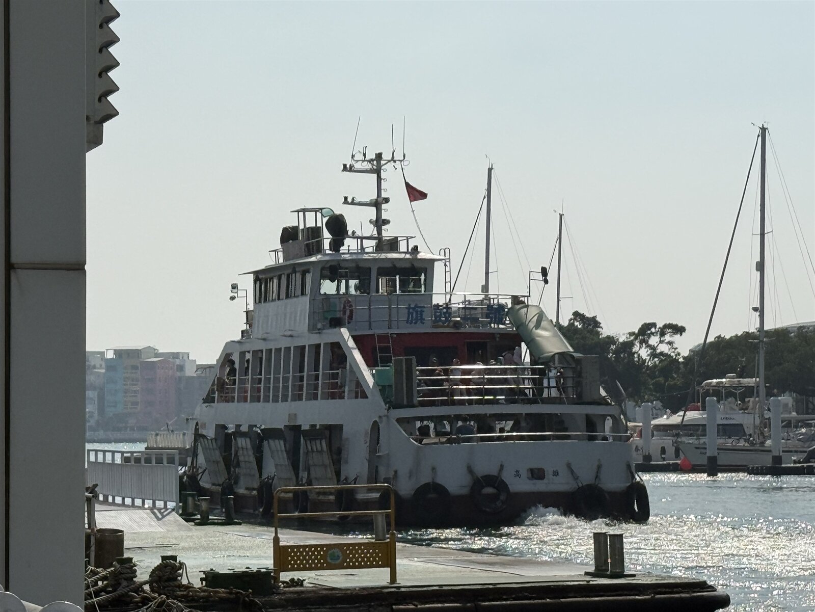 高雄旗津風景區近年觀光人數下降,民代認為渡輪資訊不透明,候船民眾無法獲知渡輪進站時間、等待發船時間,苦苦等待影響搭船意願。記者宋原彰/攝影