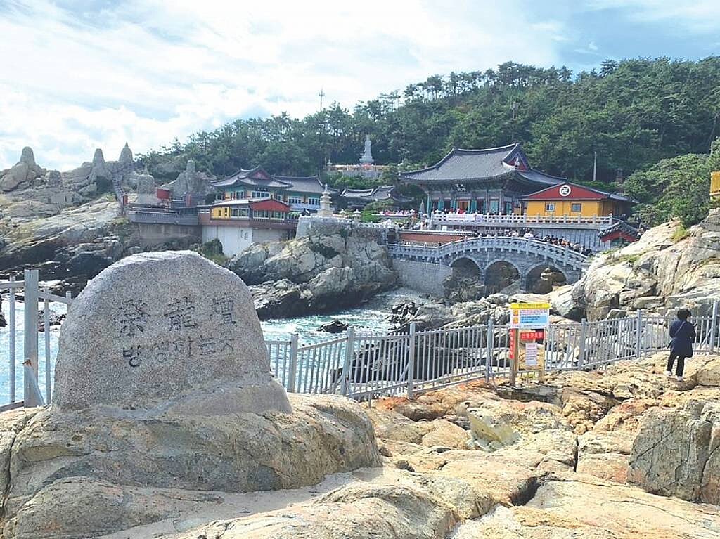 釜山「東海龍宮寺」,是韓國唯一建在海邊懸崖上的寺廟,也是社群媒體出鏡率極高的景點。圖/雄獅旅遊提供