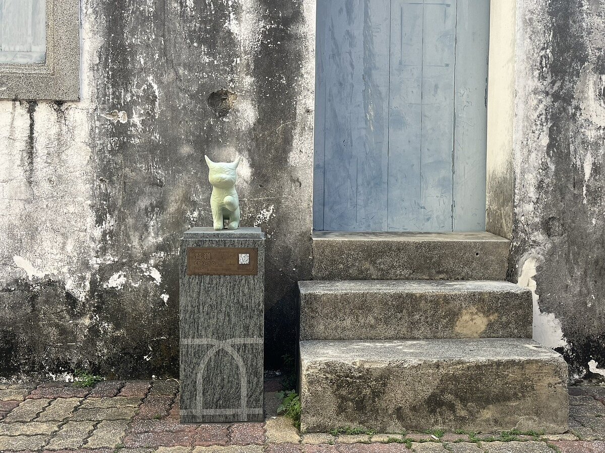 台南市文化局10月打造7隻府城古地名為題的「巷仔Niau」意象雕塑,其中設在鷲嶺的雕塑,古地名黃銅示意牌竟遭取走。圖/南市文化局提供