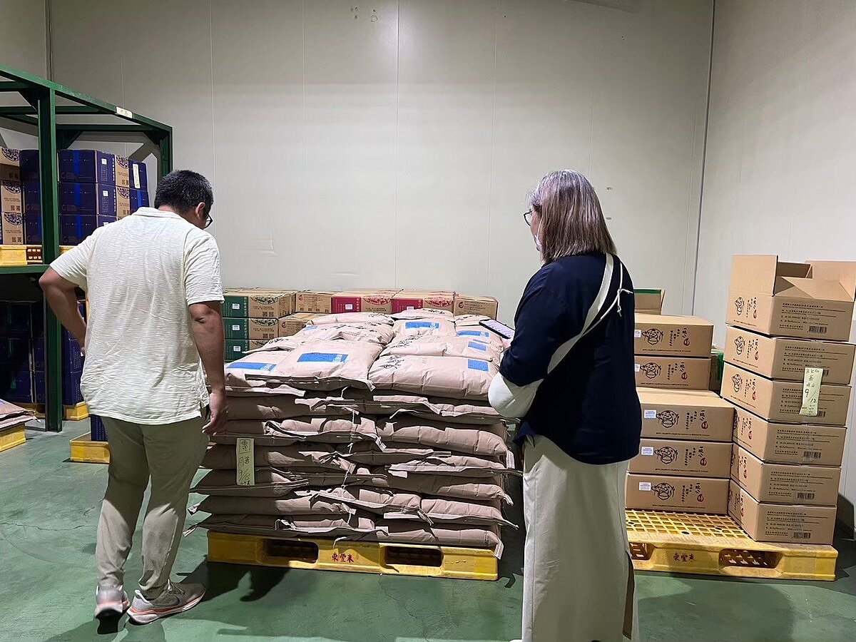 花蓮縣政府推動「國中小學深耕在地有機產業計畫」,協助營養午餐中導入在地生產的有機米,後續計畫推動卻受年度預算審議時程影響。圖為有機米抽樣情形。圖/花蓮縣政府提供