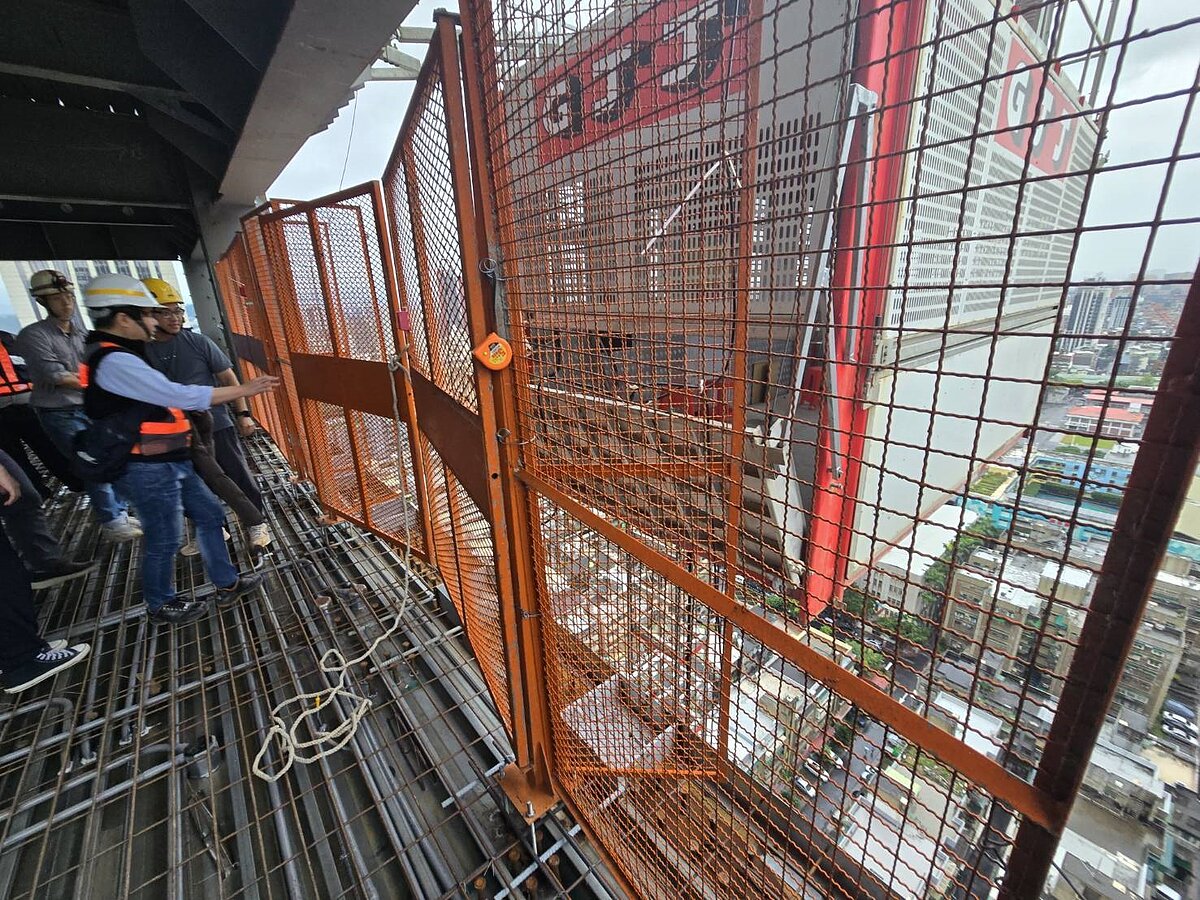 勞檢處表示,該事業單位違反營造安全衛生設施標準第19條第1項規定,將處最高30萬元罰鍰,另現場施工電梯已勒令停工。圖/北市勞動局勞檢處提供