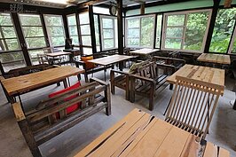 樹屋下方是旅客的餐廳兼交誼廳，桌椅來自翻修後的廢棄二手傢俱。
