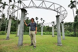 吳宗憲將老家拆除的石柱變成農場的中心標地物。
