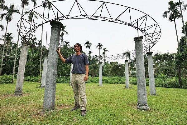 6.吳宗憲將老家拆除的石柱變成農場的中心標地物。