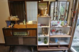 吳宗憲媽媽的梳妝台和家裡的老收音機，成了屋內文創品展售檯架。