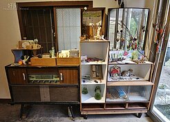 吳宗憲媽媽的梳妝台和家裡的老收音機，成了屋內文創品展售檯架。