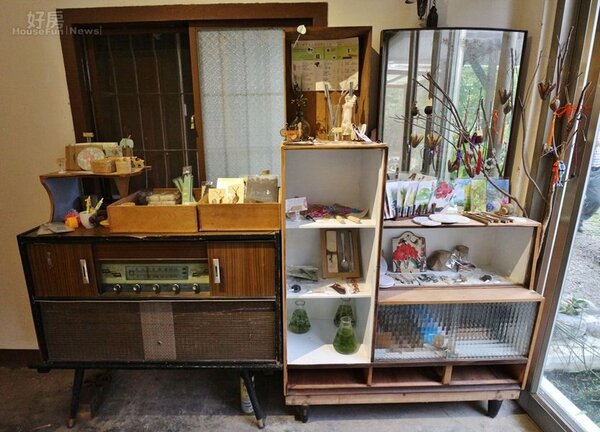 
11.吳宗憲媽媽的梳妝台和家裡的老收音機，成了屋內文創品展售檯架。