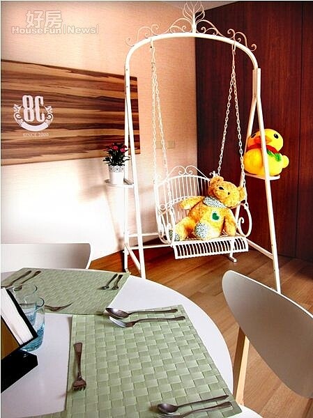 
4.	一樓的搖椅讓空間變得很溫暖。