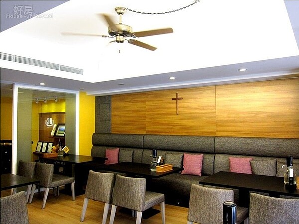 
7.	二樓牆上的十字架，告訴客人這裡是以基督之心服務客人。