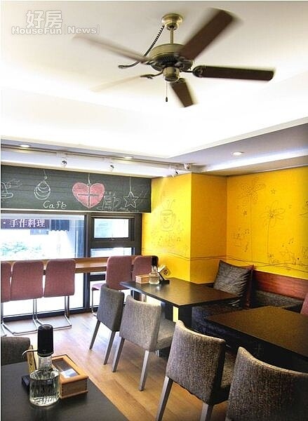 
8.	二樓寬敞舒適，最主要的裝飾是牆上的塗鴉。