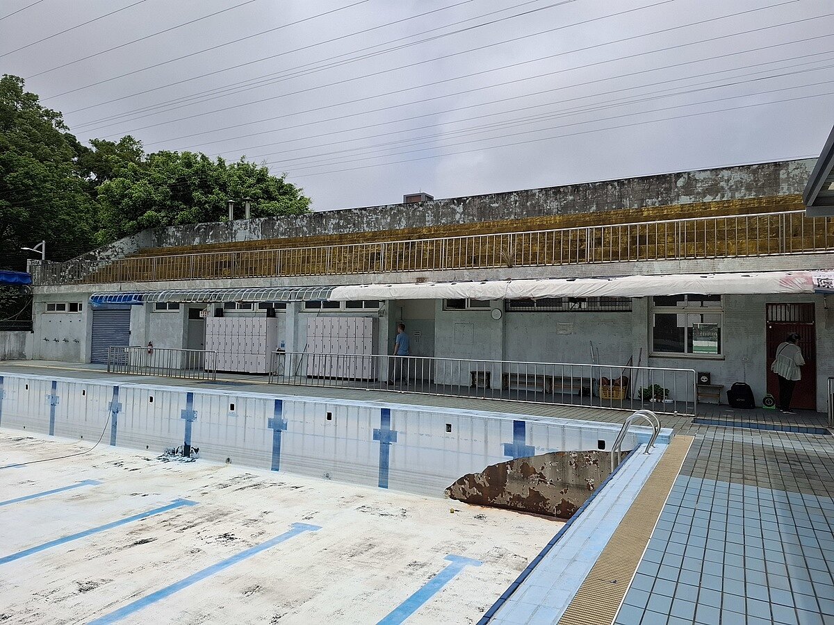 桃園新明市場規劃設計140戶社宅，平鎮游泳池則規劃有460戶社宅，兩基地的規劃設計案目前正招標中，預計115年第1季決標開始進入設計，116年開工並於120年開放入住。圖／桃園市政府提供