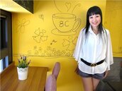 女企業家豪宅區開咖啡館　天使塗鴉吸頂級客