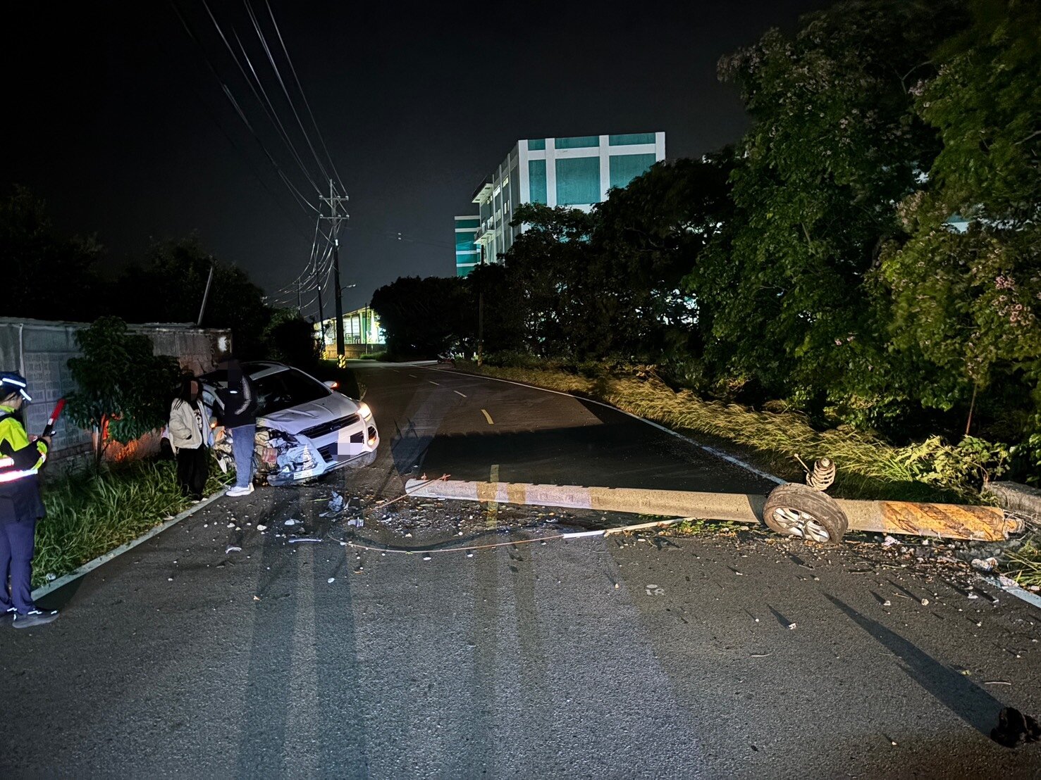 電桿倒塌釀成周邊1615戶停電。圖:讀者提供