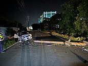 越籍男深夜酒駕撞壞電桿　新屋1615戶慘「無電可用」