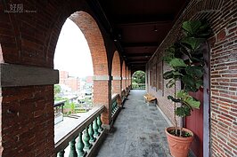 二、三面連續的磚拱圈迴廊。特別是從東側迴廊的拱圈向外望，正好眺望觀音山與淡水河。