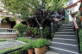 紅樓景色雖美，不過對於身障者並非友善之地。限於地形與傳統建物構造，因此並沒有電梯方便老人身障者進出，只能一步一腳印慢慢爬樓梯上去。