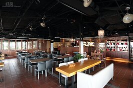 Red3cafe內部裝潢簡單高雅，座位區分為一般桌椅與沙發區。