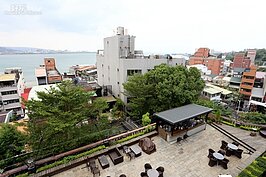 紅樓目前有兩間餐廳，分別為一樓的中式餐廳與三樓的咖啡廳。在沒有下雨天氣涼爽的夜晚，還可在一樓露天座位區品味淡水的夜色。