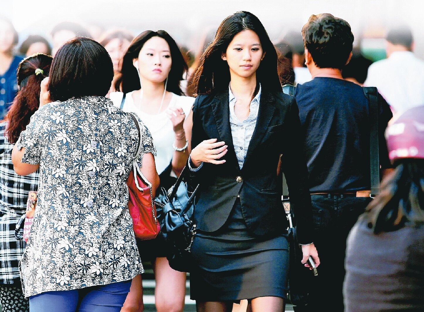 明年薪資扣除額從10.8萬元調增為12.8萬元，上班族後年報稅可享有減稅利益。 本報系資料庫