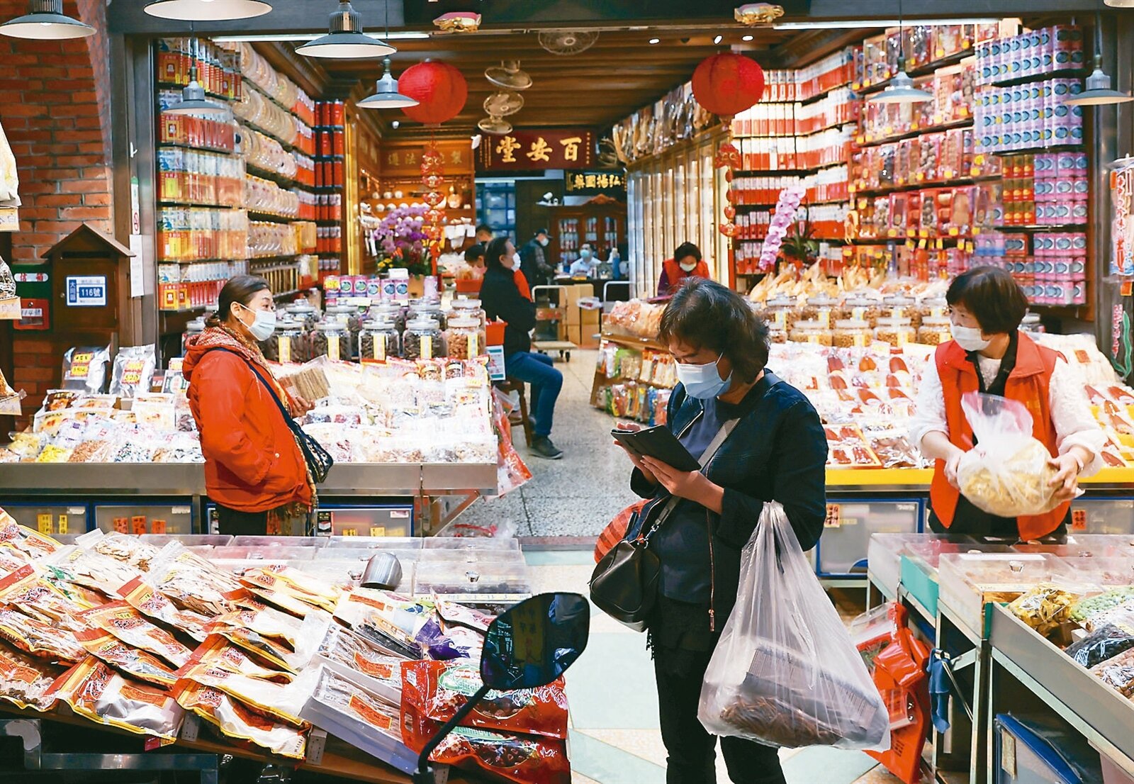 台北市是首善之都，議員吳世正認為，商圈騎樓管理應該要有進步。圖／聯合報系資料照片 