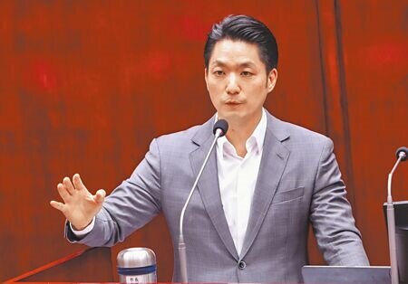 台北市萬華雙和市場上月27日發生火警,引發外界關注老舊社區公共安全與環境衛生問題,市議員郭昭巖15日要市府盡快要求國產署善盡管理責任,市長蔣萬安回應,市府上月28日已行文給國產署。(陳俊吉攝)